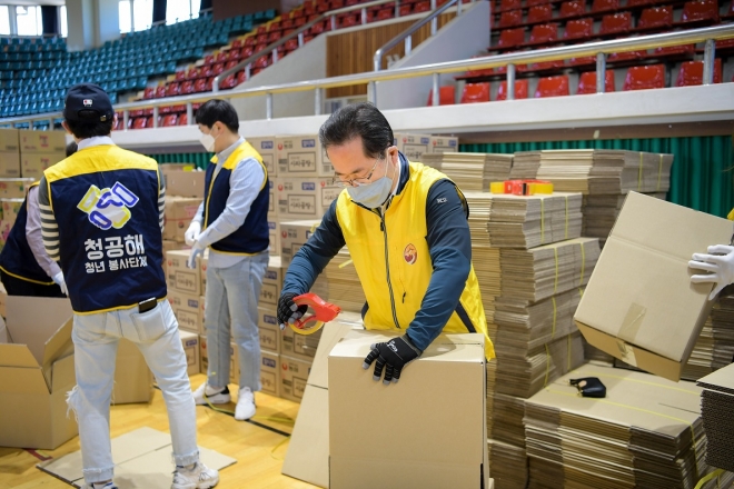 허석 순천시장과 자원봉사자들이 순천팔마실내체육관에서 코로나19로 어려움을 겪고 있는 취약계층들에게 전달할 권분상자 1000개를 만들고 있다.