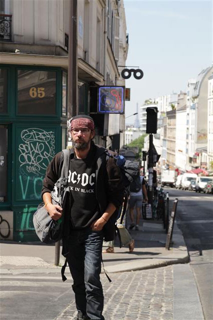 ‘거리의 시인’, ‘트위터하는 노숙인’으로 불리는 크리스티앙 파주. 그는 프랑스 파리의 노숙인으로 산 3년 반 동안의 이야기를 담은 산문집 ‘오늘도 살아내겠습니다’(표지)에서 처절한 삶과 특유의 유머, 풍자를 버무려 거리 빈민의 삶을 그렸다. ⓒJeremy Henry