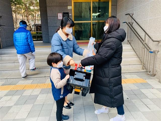 금천구는 영유아용 소형 장난감을 매일 각 가정 근처로 배달하고 있다.  금천구 제공