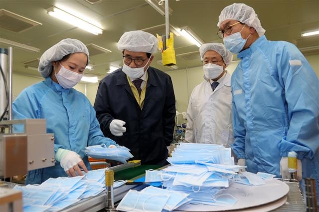 이시종(왼쪽 두 번째) 충북지사와 이차영(세 번째) 괴산군수가 지난달 괴산군 여성단체협의회 회원들이 생산적 일손봉사를 하고 있는 괴산지역의 한 마스크공장을 방문해 격려하고 있다.  충북도 제공 