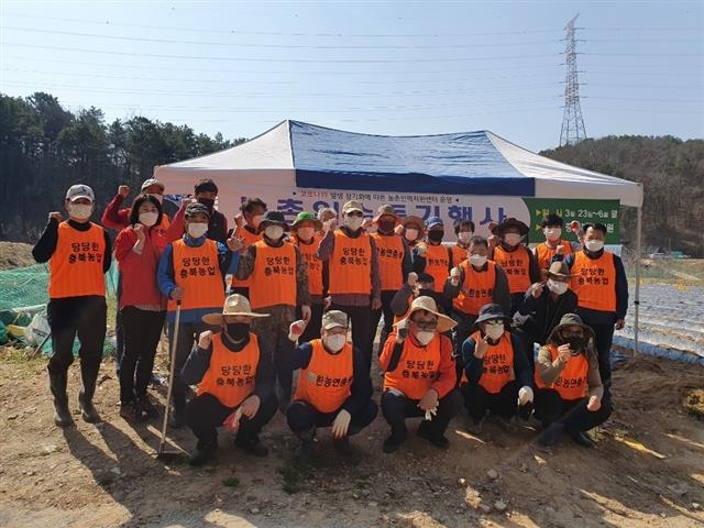 한국농업경영인 충북연합회가 지난달 청주시의 한 농가에서 생산적 일손봉사를 한 뒤 파이팅을 외치고 있다. 충북도 제공