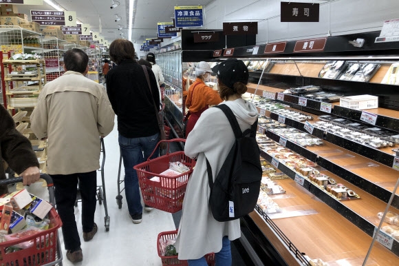 일본 정부가 외출 자제를 요청할 수 있는 긴급사태를 선포할 것이란 전망이 제기된 가운데 6일 도쿄 시민들이 식료품을 사고 있다. 연합뉴스