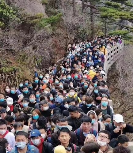 중국 청명절 연휴 마지막날인 6일 안후이성 황산 등산로가 관람객들로 인산인해를 이루고 있다. 망궈도시 캡처