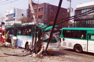 수원 시내버스가 전신주 들이받아…승객 8명 부상