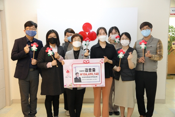 미스터트롯에서 탑4에 들며 인기를 끈 트롯가수 김호중씨의 팬클럽‘아리스’ 회원들이 대구 코로나19 극복을 위한 성금 1억원을 대구사회복지공동모금회에 전달했다.  사진은 7일 대구시 사랑의 열매 직원들이 김호중 팬카페의 성금기탁에 감사해 하며 기념촬영을 하고 있는 모습 . (대구 사회복지공동모금회 제공)