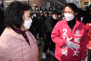 [서울포토] 남편 지원 유세 나선 심은하