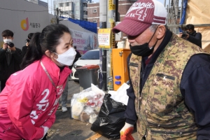 [서울포토] 남편 지상욱 지지 호소하는 심은하