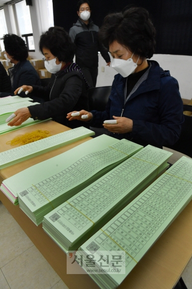 7일 오전 서울 영등포구선거관리위원회에서 직원들이 제21대 국회의원 선거 투표용지를 검수하고 있다. 2020.4.7 박지환기자 popocar@seoul.co.kr