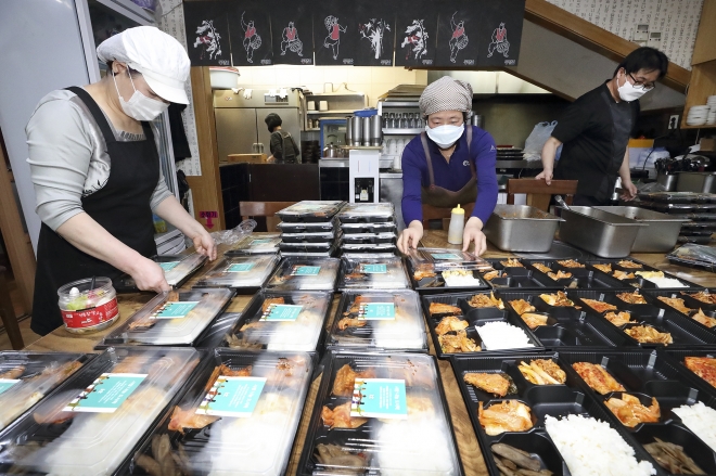 지난달 16일 서울 광화문 이마빌딩의 한 식당 직원들이 KT 구내식당에 배달할 ‘사랑 나눔 도시락’을 정성스레 준비하고 있다.　 KT 제공