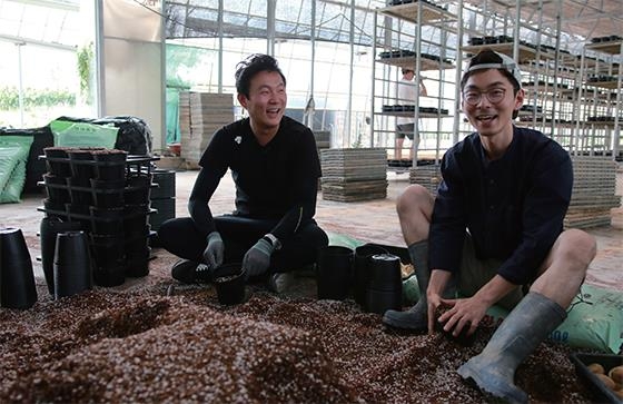 권민수(오른쪽) 록야 대표가 공동창업자 박영민 대표와 함께 육묘장에서 꼬마감자를 심고 있다. 록야 제공