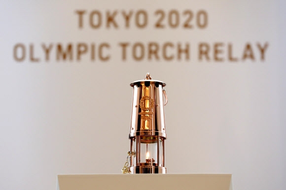 도쿄올림픽 1년 연기로 봉송이 취소된 올림픽 성화가 일본 후쿠시마현 J빌리지 앞에 지난 2일부터 전시돼 있는 모습. 이 성화는 오는 30일까지 전시된다. 후쿠시마 신화 연합뉴스