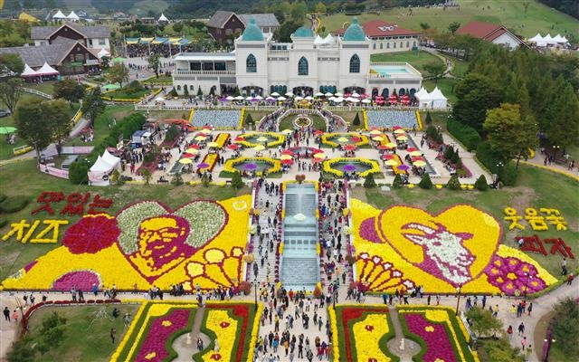 1000만 송이 국화꽃과 함께 매년 10월 개최되는 임실N치즈축제를 비롯해 사계절 축제가 펼쳐지는 임실치즈테마파크 전경.  임실군 제공