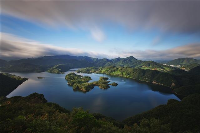 섬진댐 건설로 조성된 인공호수인 옥정호로 임실 관광의 중심축이다. 임실군 제공