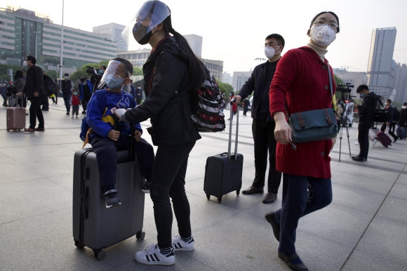 신종 코로나바이러스 감염증(코로나19) 진원지였던 중국 후베이성 우한이 8일 봉쇄 조치를 공식적으로는 해제한 가운데 우한을 빠져나가는 사람들로 도시가 분주한 모습을 보이고 있다. AP 연합뉴스