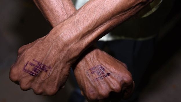 인도에서는 코로나19 관련해 자가 격리된 이들의 손에 도장을 찍는무람한 일까지 벌어지고 있다. 게티 이미지스 자료사진
