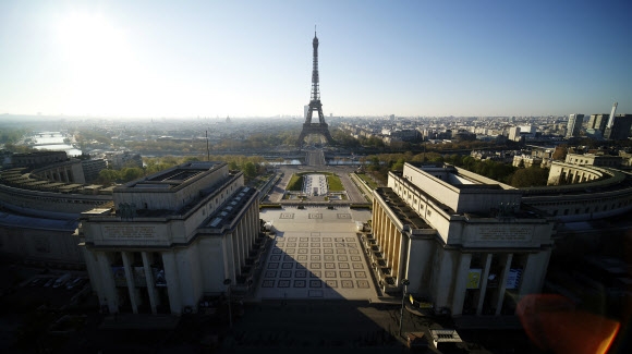지난 5일(현지시간) 이동제한령으로 프랑스 파리 에펠탑 인근이 텅 비어 있다. AP통신