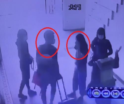 대만 공항에서 출경하려다 저지당한 한국 국적의 부부(빨간 원) 대만 EBC 방송 캡처