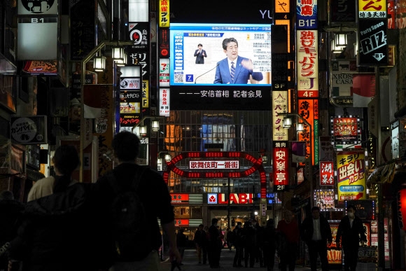 일본 코로나19 긴급사태 속 유흥가 불빛