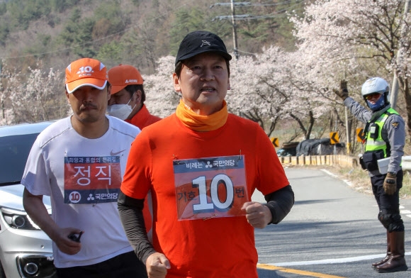 안철수 국민의당 대표가 8일 충남 금산군 남이면에서 대전 방향으로 국토대종주 8일차 달리기를 시작하고 있다. 연합뉴스