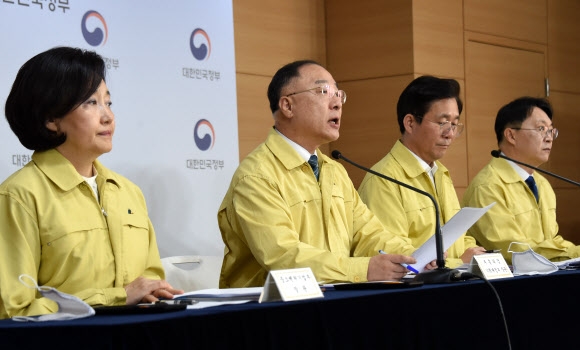 홍남기(왼쪽 두번째) 경제부총리 겸 기획재정부 장관이 8일 정부서울청사에서 열린 제4차 비상경제회의 결과 관계부처 합동브리핑을 하고 있다.왼쪽부터 박영선 중소벤처기업부 장관, 홍남기 부총리, 성윤모 산업통산자원부 장관, 김현준 국세청장. 기획재정부 제공