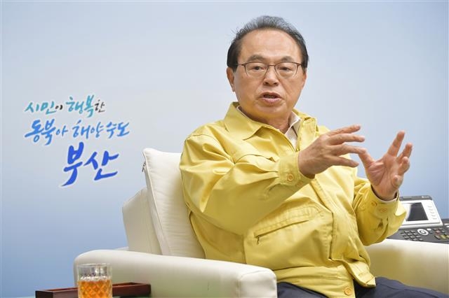 오거돈 부산시장이 8일 시장 집무실에서 가진 서울신문과의 인터뷰에서 부산시의 주요 현안에 대해 설명하고 있다. 오 시장은 “장기화하는 코로나19사태로 모두 힘들지만 어려운 시기에 민관이 하나가 돼 예전의 일상으로 돌아갈 수 있도록 최선을 다하겠다”고 말했다. 부산시 제공