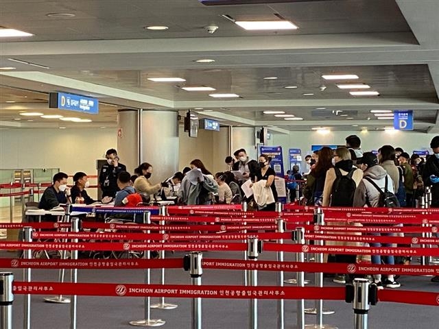인천공항 검역소 검역관들이 해외 입국자들의 코로나19 증상 여부를 체크하고 있다. 보건복지부 제공