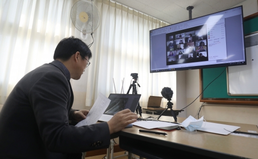 신종 코로나바이러스 감염증(코로나19) 영향으로 ‘온라인 개학’이 실시된 9일 오전 울산 남구 삼일여자고등학교에서 고3 선생님이 온라인으로 학생들의 출석을 확인하고 있다. 2020.4.9 뉴스1