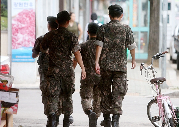 민관군 합동위원회는 지난 28일 열린 4차 정기회의에서 ‘병 계급체계 단순화’ 등 21개 권고안을 의결했다. 사진은 거리를 걷고 있는 병사들. 연합뉴스