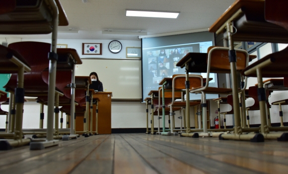 코로나19 확산을 차단하기 위해 전국 중?고교가 9일 중3?고3부터 온라인으로 개학하는 가운데 서울 마포구 서울여자고등학교 3학년 교실에서 한 교사가 온라인을 통해 학생들과 수업을 하고 있다. 원격수업은 교사와 학생 간 화상 연결로 수업하는 ‘실시간 쌍방향형’, EBS 콘텐츠나 교사가 직접 녹화한 동영상을 보고 토론하는 ‘콘텐츠 활용형’, 독후감 등 과제를 내주는 ‘과제 수행형’ 등 세 가지로 진행된다.2020.4.9. 이종원 선임기자 jongwon@seoul.co.kr