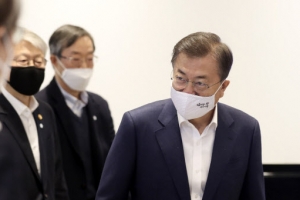 문 대통령 “우리의 치료제와 백신으로 인류 구할 수 있기를”