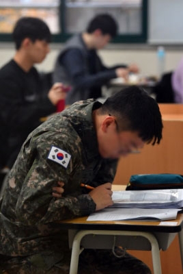 지난해 수능일인 11월 14일 한 군인이 고사장에 앉아 시험을 준비하고 있다. 2019.11.14 서울신문 DB