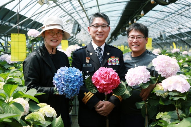 전남지방경찰청이 화훼농가들을 돕기 위해 ‘꽃 선물 릴레이’에 동참하고 있다. 가운데는 김남현 전남지방경찰청장.