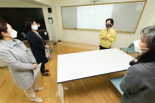 지난 6일 서울 은평구 갈현동 선일여고를 찾은 김미경(오른쪽) 은평구청장이 학교 관계자들에게 온라인 개학에 따른 어려움을 듣고 있다. 은평구 제공