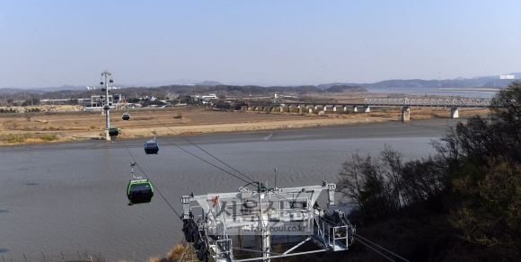 경기 파주 임진각 주차장에서 민간인출입통제선(민통선) 내 반환 미국 공여지인 캠프 그리브스 근처까지 약 850m 구간을 오가는 임진각 평화곤돌라가 코로나19로 두 차례 연기 끝에 지난 6일 홍보 없이 조용히 개통됐다. 파주시는 정부의 사회적 거리두기 강화에 동참하기 위해 11~19일 운행을 중단한다. 사진은 평화곤돌라 전경. 박지환 기자 popocar@seoul.co.kr