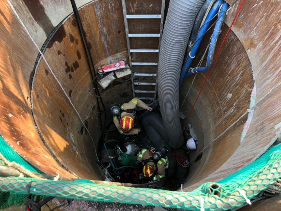 9일 오후 부산 사하구 하단동에서 깊이 4ｍ 하수도 맨홀에서 작업하던 3명이 가스에 중독됐다는 신고가 접수돼 119 구조대원이 구조작업을 하고 있다. 2020.4.9 부산소방본부 제공. 연합뉴스.
