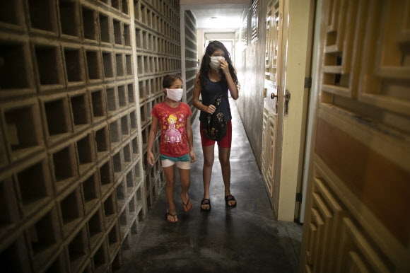 자가격리중인 베네수엘라의 소녀들-AP 연합뉴스