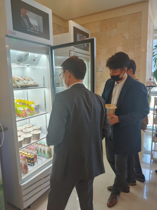 도시공유플랫폼의 인공지능 무인자판기 ‘아이스 고’에서 고객들이 물건을 구입하고 있다.