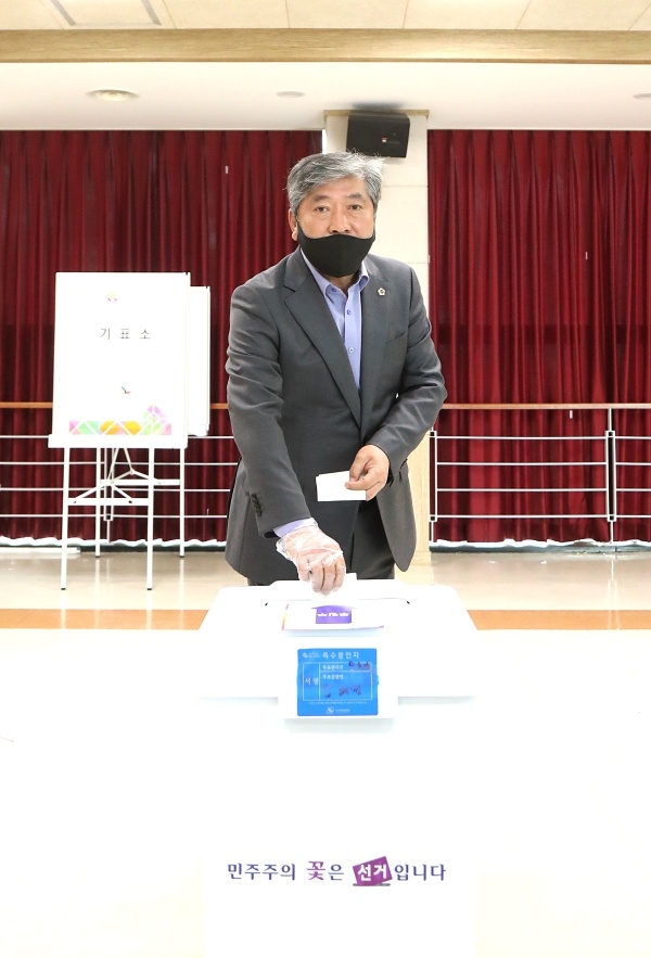 송한준 의장, 제21대 국회의원 선거 사전 투표 실시. 20.04.10 경기도의회 제공.