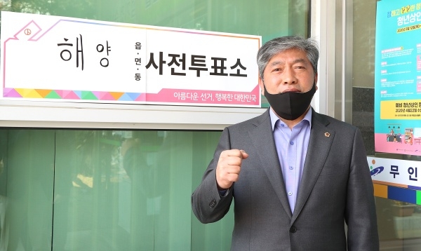 송한준 의장, 제21대 국회의원 선거 사전 투표 실시. 20.04.10 경기도의회 제공.