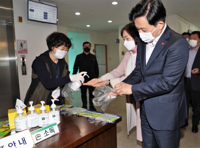 원희룡 제주지사가 10일 제주도의회에 마련된 사전투표소에서 투표를 하기위해  비닐장갑을 끼고 있다.(제주도)