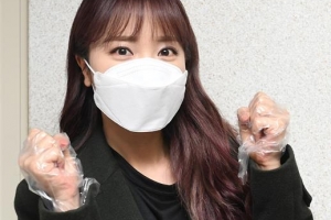 [포토] 홍진영 “투표시 비닐장갑은 필수”