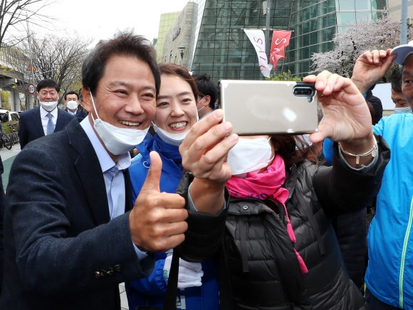 <YONHAP PHOTO-1721> 시민들과 사진 찍는 임종석-고민정      (서울=연합뉴스) 이정훈 기자 = 21대 총선 서울 광진을에 출마한 더불어민주당 고민정 후보와 임종석 전 청와대 비서실장이 12일 오전 서울 광진구 롯데백화점 스타시티점 앞에서 지지자들과 함께 사진을 찍고 있다. 2020.4.12      uwg806@yna.co.kr/2020-04-12 13:17:19/ <저작권자 ⓒ 1980-2020 ㈜연합뉴스. 무단 전재 재배포 금지.>