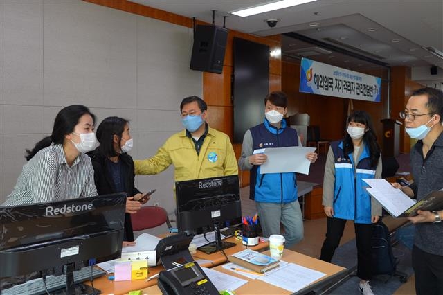 서양호(왼쪽 세 번째) 중구청장이 지난 4일 구청 대강당에서 해외 입국 자가격리자 관리전담반 직원들을 격려하고 있다. 중구 제공