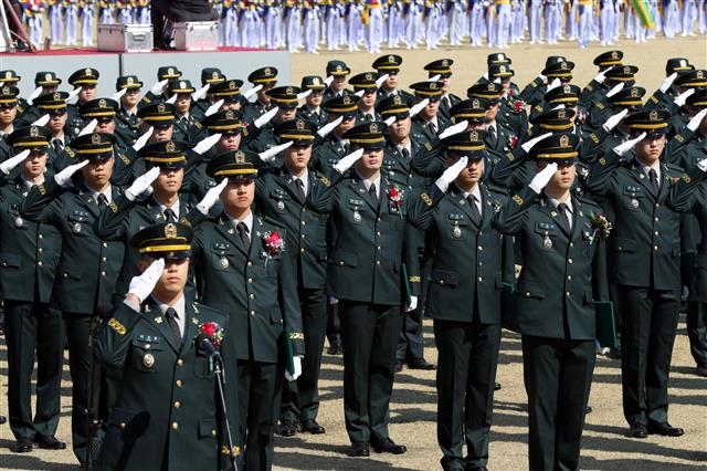 육군 신임 장교들이 ‘육군사관학교 제76기 졸업 및 임관식´에서 거수경례를 하고 있다. 육군 제공