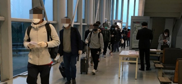 쿠웨이트 입국 예외 허용… 출국하는 기업관계자들  