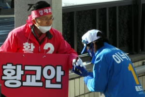 [포토] ‘이낙연측이 건넨 음료수’ 받는 황교안, 이쯤되면 ‘상부상조’