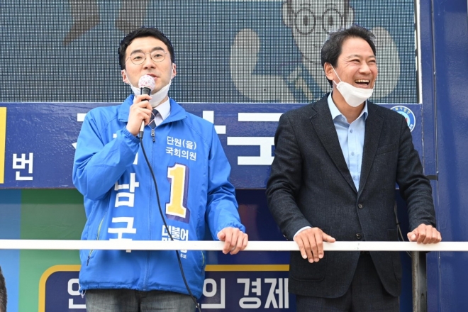 김남국(왼쪽) 더불어민주당 후보와 지원 유세에 나선 임종석 전 청와대 비서실장 출처:김남국 페이스북