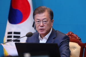 문 대통령 “역대 최고 사전투표율…국민 집단지성 존경”