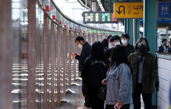 14일 오전 서울 영등포구 신길역 인근 철로에서 지하철 1호선 전동열차가 탈선하는 사고가 발생, 신길역 열차 운행이 중단된 인접 플랫폼에서 마스크를 쓴 시민들이 열차를 기다리고 있다. 2020.4.14 <br>연합뉴스