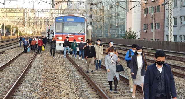 14일 오전 서울 영등포구 지하철 1호선 영등포역에서 신길역으로 향하던 열차가 탈선해 시민들이 철로로 이동하고 있다. 2020.4.14<br>뉴스1